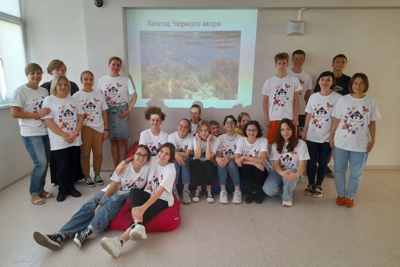 Сотрудники ФИЦ ИнБЮМ работают с юными биологами в Ласпи