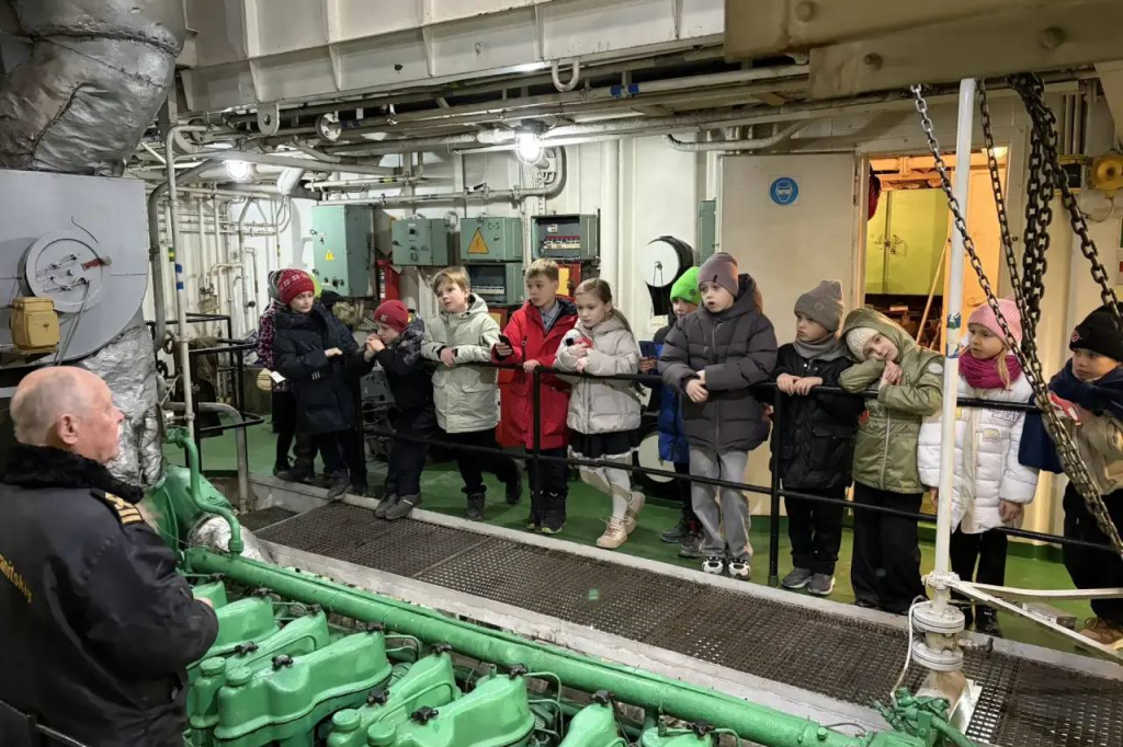 Севастопольские школьники побывали на НИС «Профессор Водяницкий»