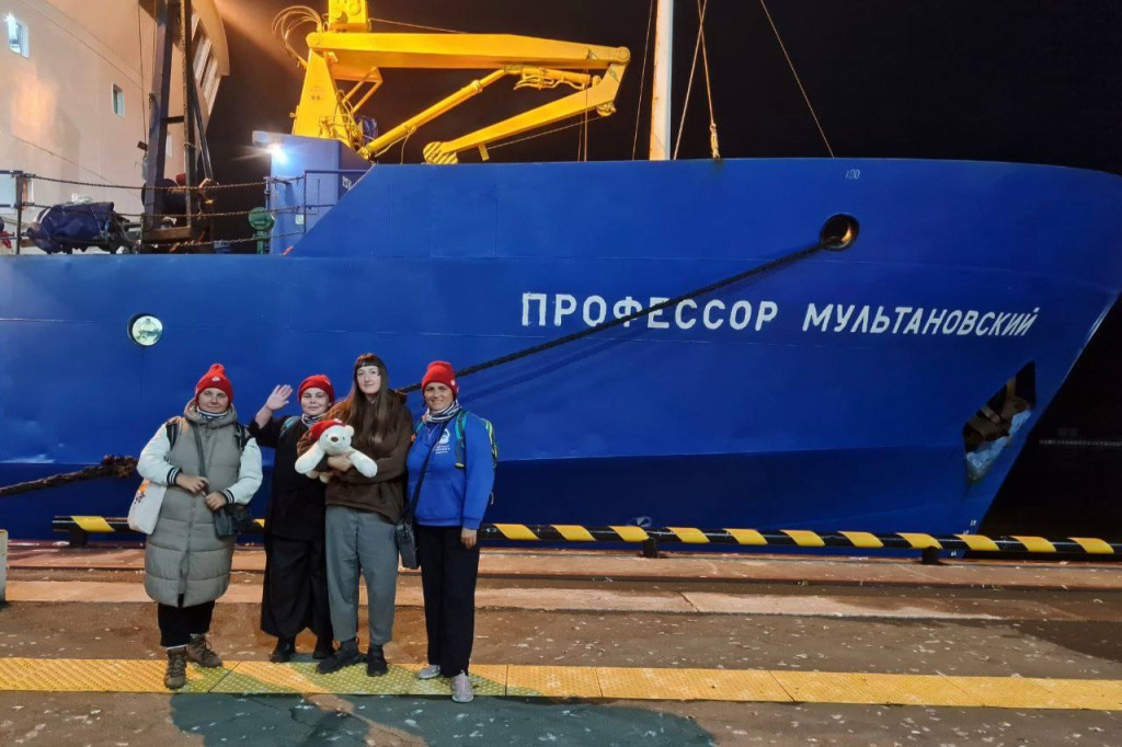 Five IBSS Scientists Join Pacific Floating University Expedition
