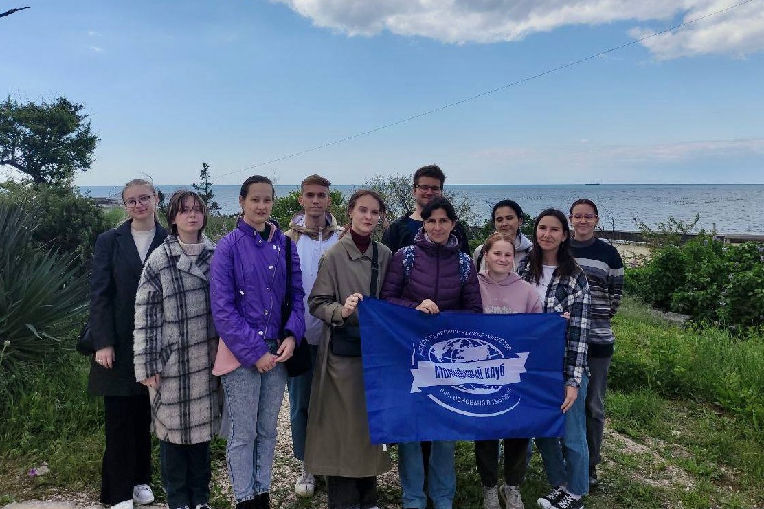 Активисты молодёжного клуба Севастопольского РГО побывали на экскурсии в ФИЦ ИнБЮМ