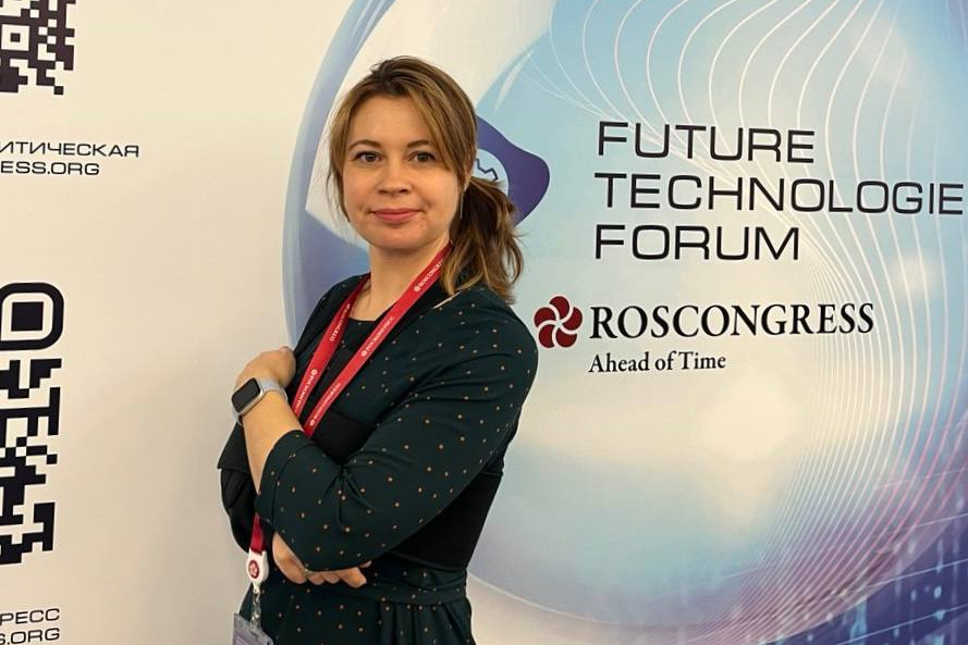 Александра Андреева представила ФИЦ ИнБЮМ на Форуме будущих технологий