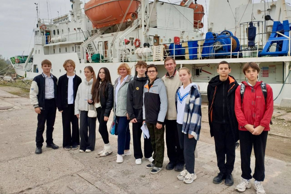 Юные исследователи Севастополя побывали на НИС «Профессор Водяницкий»