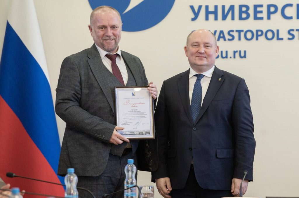 Губернатор Севастополя вручил благодарности сотрудникам ФИЦ ИнБЮМ