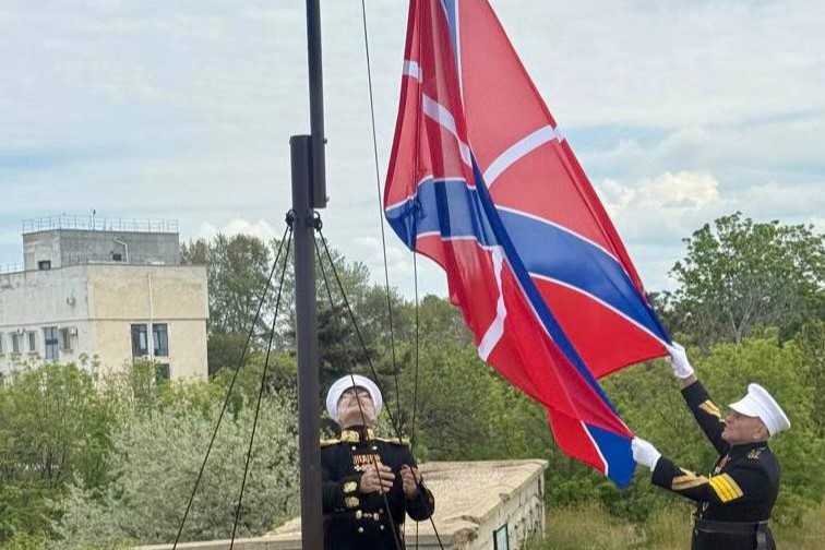 На 10 береговой батарее торжественно поднят Крепостной флаг России
