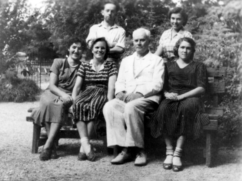 1950 ВОдяницкий и сотр отдела -1950е.jpg