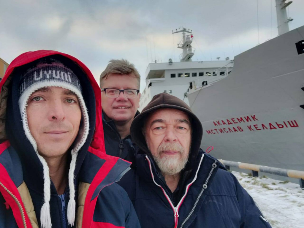 1.Отряд ФИЦ ИнБЮМ отправился в экспедицию в европейскую Арктику